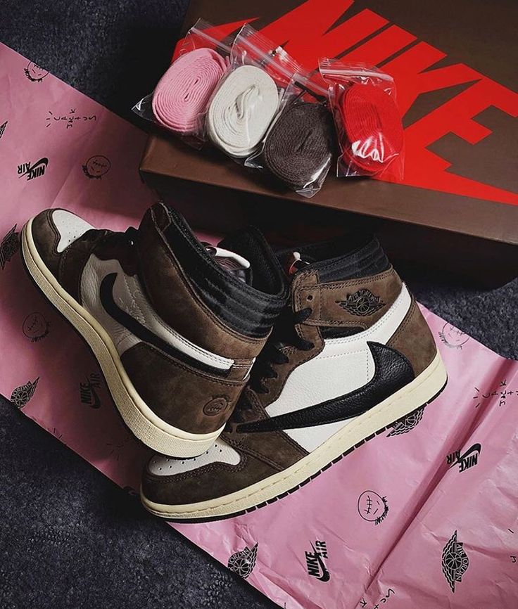 Air Jordan 1 Retro High x Travis Scott 'Mocha'