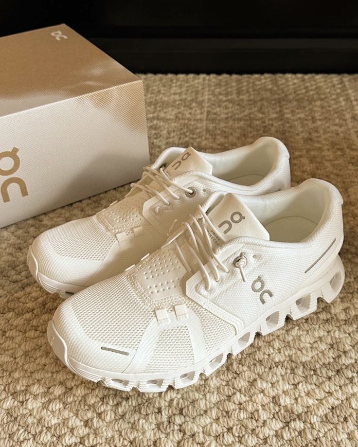 On Running Cloud 6 'All White'