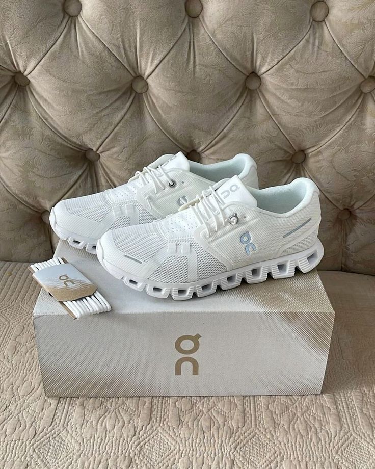 On Running Cloud 6 'All White'
